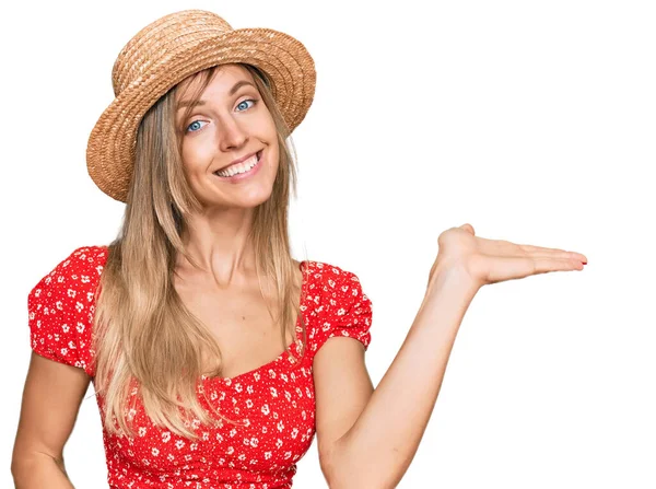 Beautiful Caucasian Woman Wearing Summer Hat Smiling Cheerful Presenting Pointing — Stock Photo, Image