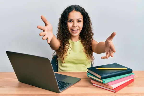 Adolescente Hispânica Menina Sentada Mesa Estudando Para Escola Olhando Para — Fotografia de Stock