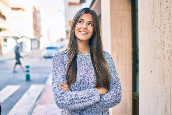 Giovane Bella Ragazza Ispanica Sorridente Felice Con Braccia Incrociate Piedi — Foto Stock