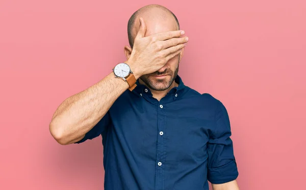 Jovem Hispânico Vestindo Roupas Casuais Cobrindo Olhos Com Mão Parecendo — Fotografia de Stock