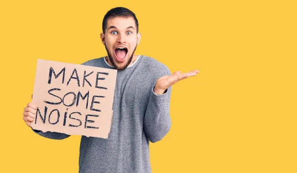 Ung Stilig Man Håller Gör Lite Buller Banner Fira Seger — Stockfoto