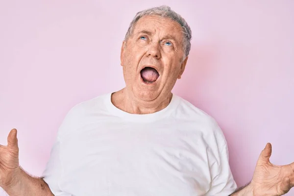 Beyaz Günlük Tişört Giyen Yaşlı Kır Saçlı Çılgın Sinirli Bir — Stok fotoğraf