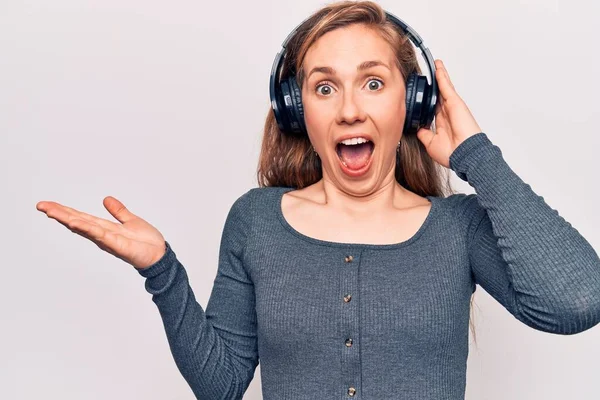 Ung Vacker Blond Kvinna Lyssnar Musik Bär Hörlurar Fira Prestation — Stockfoto