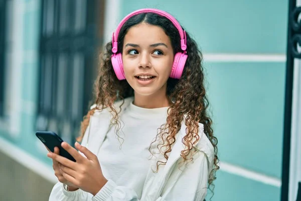 Schöne Hispanische Mädchen Lächelt Glücklich Mit Smartphone Und Kopfhörer Der — Stockfoto