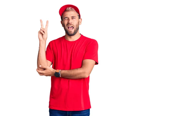 Jovem Homem Loiro Bonito Vestindo Camiseta Boné Sorrindo Com Rosto — Fotografia de Stock