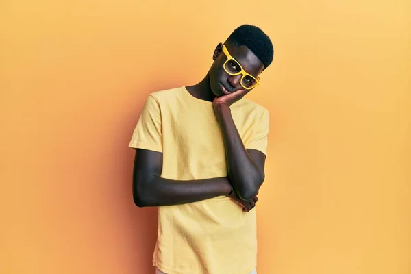 Jovem Afro Americano Vestindo Roupas Casuais Óculos Pensando Que Parece — Fotografia de Stock