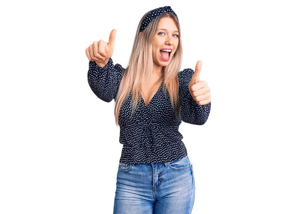 Ung Vacker Blond Kvinna Bär Casual Kläder Godkänner Gör Positiv — Stockfoto