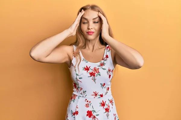 Vacker Blond Kaukasiska Kvinna Bär Blommig Klänning Med Hand Huvudet — Stockfoto