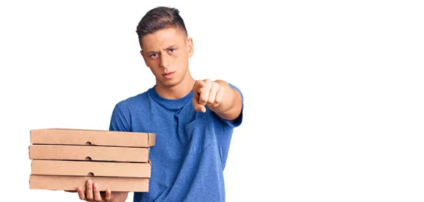 Νεαρός Όμορφος Ισπανός Που Κρατάει Κουτί Της Πίτσας Δείχνοντας Δάχτυλο — Φωτογραφία Αρχείου