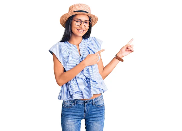 Joven Chica Latina Hermosa Con Sombrero Verano Gafas Sonriendo Mirando —  Fotos de Stock