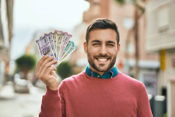 Junger Hispanischer Mann Lächelt Glücklich Der Stadt — Stockfoto