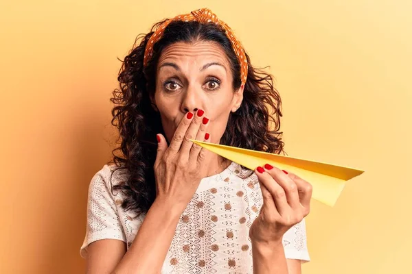 Mujer Hermosa Mediana Edad Sosteniendo Avión Papar Cubriendo Boca Con — Foto de Stock