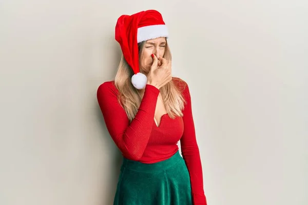 Hermosa Mujer Caucásica Con Traje Navidad Sombrero Oliendo Algo Apestoso —  Fotos de Stock