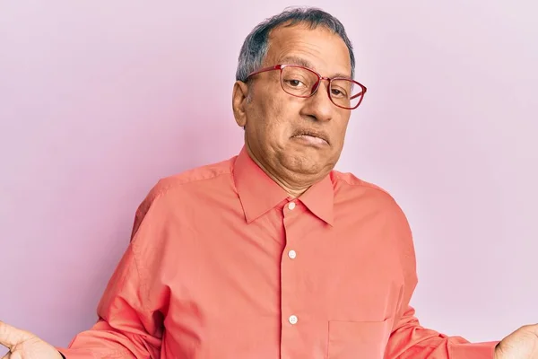 Homem Indiano Meia Idade Vestindo Roupas Casuais Óculos Expressão Indolor — Fotografia de Stock