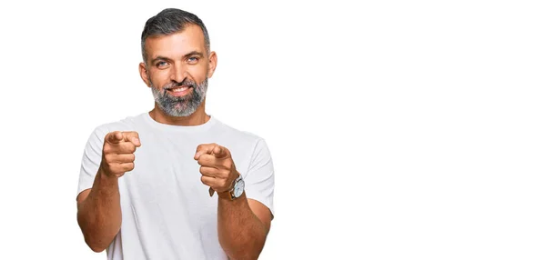 Pohledný Muž Středního Věku Neformální Bílé Košili Ukazující Prsty Kameru — Stock fotografie