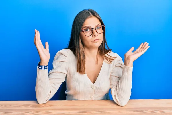 Ung Kaukasiska Kvinna Bär Casual Kläder Och Glasögon Utan Aning — Stockfoto