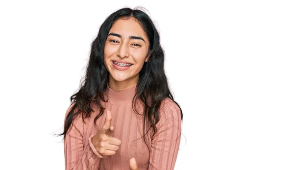 Hispanic Tonåring Flicka Med Tandställning Bär Casual Kläder Pekar Finger — Stockfoto