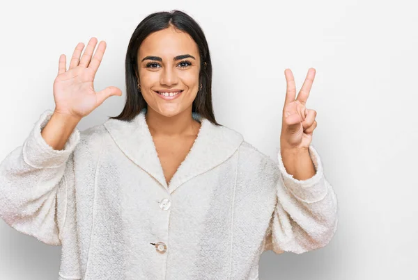 Jonge Brunette Vrouw Dragen Casual Kleding Tonen Wijzen Met Vingers — Stockfoto