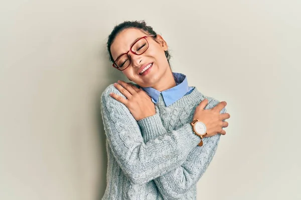 Mujer Caucásica Joven Con Ropa Casual Gafas Abrazándose Feliz Positivo — Foto de Stock