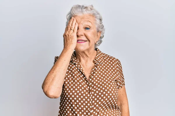 Mulher Cabelos Grisalhos Sênior Vestindo Roupas Casuais Cobrindo Olho Com — Fotografia de Stock