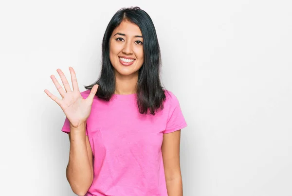 Mooie Aziatische Jonge Vrouw Dragen Casual Roze Shirt Tonen Wijzen — Stockfoto