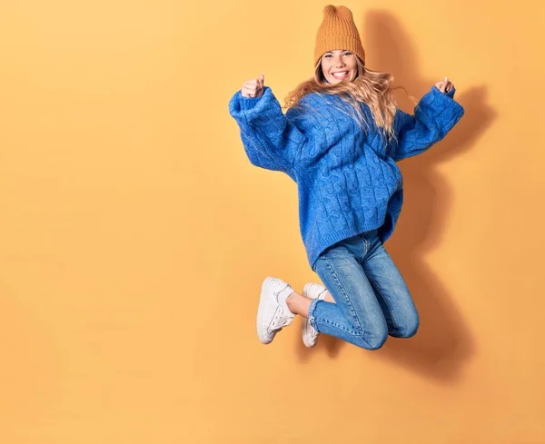 Mujer Hermosa Joven Vistiendo Ropa Casual Invierno Sonriendo Feliz Saltando —  Fotos de Stock