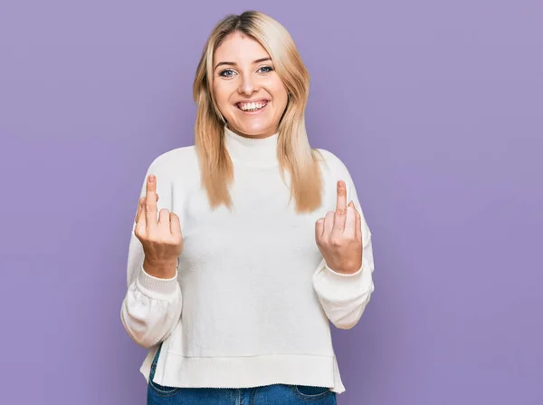 Junge Kaukasische Frau Lässigem Winterpullover Der Den Mittelfinger Zeigt Und — Stockfoto