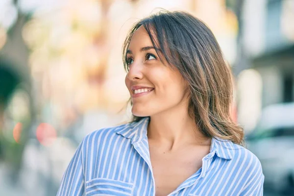 Ung Latinamerikansk Kvinna Ler Lycklig Stående Vid Staden — Stockfoto