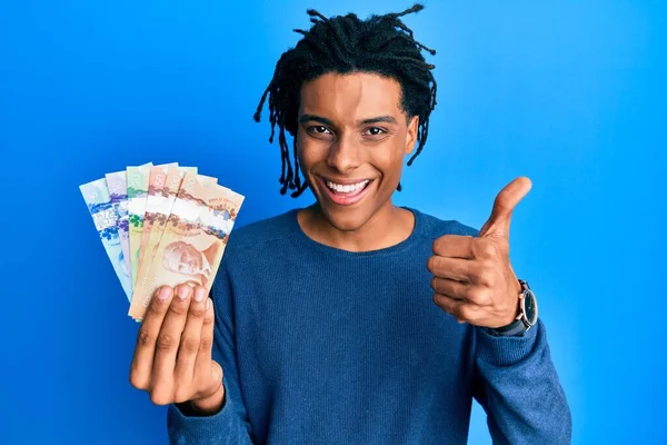 Jonge Afro Amerikaanse Man Met Canadese Dollars Die Vrolijk Positief — Stockfoto
