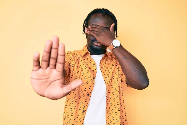 Joven Afroamericano Con Trenzas Vestidas Con Ropa Casual Cubriendo Los — Foto de Stock