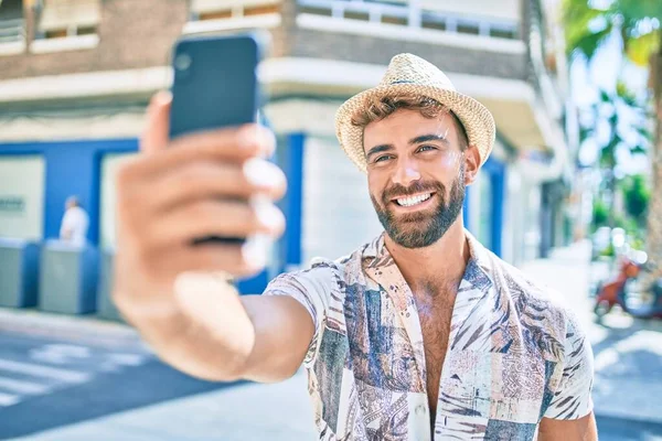 Genç Spanyol Adam Tatilde Gülümsüyor Şehrin Caddesindeki Akıllı Telefonun Yanında — Stok fotoğraf