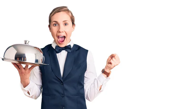 Young Beautiful Blonde Woman Wearing Waitress Uniform Holding Tray Screaming — Stock Photo, Image