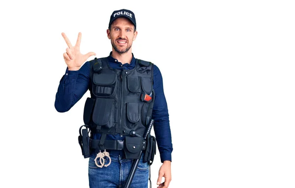 Jonge Knappe Man Draagt Politie Uniform Tonen Wijzen Met Vingers — Stockfoto