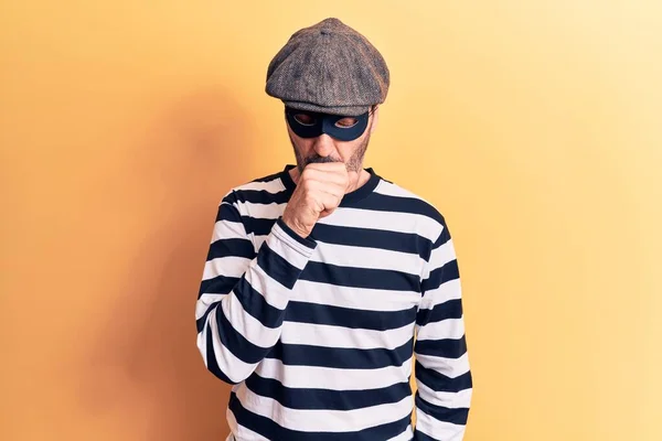Sarı Arka Planda Kep Maske Takan Orta Yaşlı Yakışıklı Hırsız — Stok fotoğraf