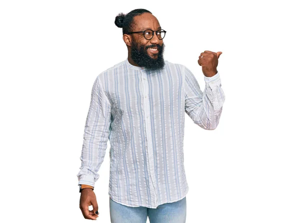 Młody Afroamerykanin Koszuli Biznesowej Okularach Uśmiechnięty Szczęśliwą Twarzą Kciukiem Górze — Zdjęcie stockowe