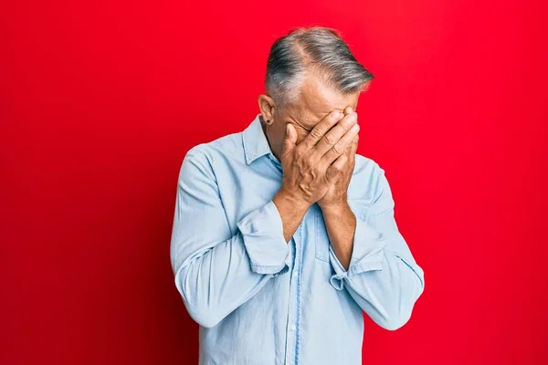 Hombre Pelo Gris Mediana Edad Que Usa Ropa Casual Con — Foto de Stock