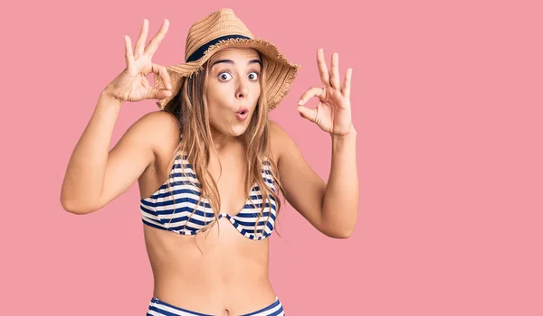 Joven Hermosa Mujer Rubia Con Bikini Sombrero Que Sorprendida Sorprendida — Foto de Stock