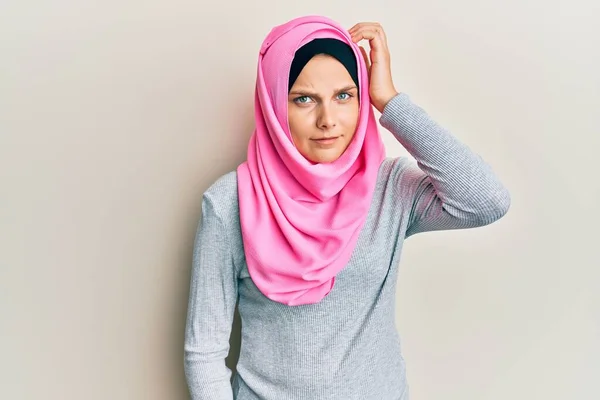 Νεαρή Καυκάσια Γυναίκα Που Φοράει Παραδοσιακή Ισλαμική Μαντίλα Μαντίλα Μπερδεύει — Φωτογραφία Αρχείου