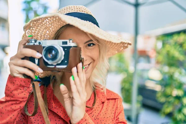 Jovem Loira Turista Mulher Sorrindo Feliz Usando Câmera Vintage Andando — Fotografia de Stock