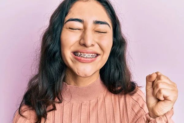 Adolescente Hispanique Avec Des Appareils Dentaires Montrant Des Supports Orthodontiques — Photo