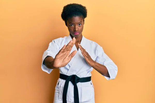 Jong Afrikaans Amerikaans Meisje Draagt Karate Kimono Zwarte Gordel Depressief — Stockfoto