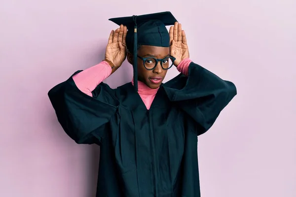 Giovane Ragazza Afroamericana Indossando Berretto Laurea Abito Cerimonia Facendo Coniglietto — Foto Stock