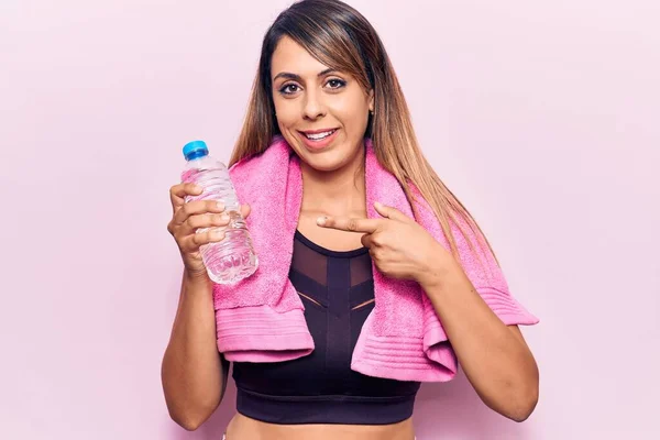 Joven Hermosa Mujer Usando Ropa Deportiva Toalla Sosteniendo Botella Agua —  Fotos de Stock