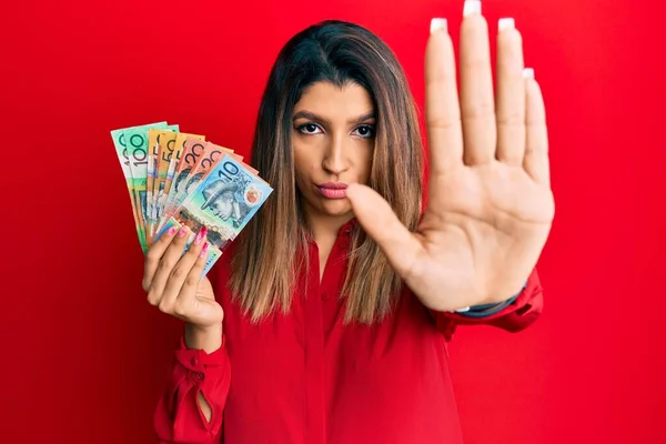 Belle Femme Brune Tenant Des Dollars Australiens Faisant Arrêter Chanter — Photo