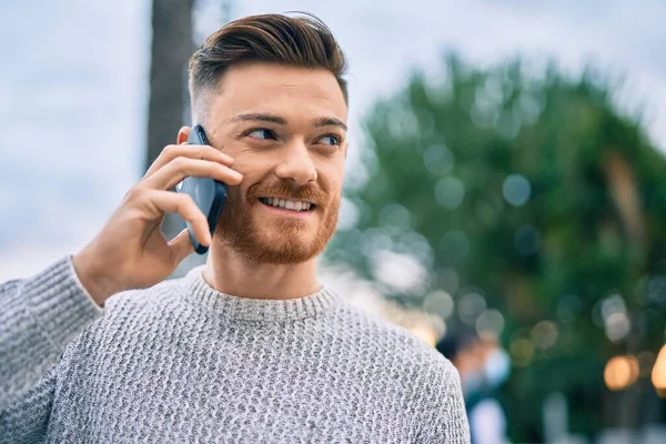 Mladý Běloch Šťastně Usmívá Když Mluví Chytrého Telefonu Městě — Stock fotografie