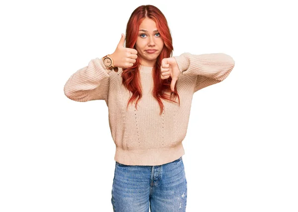 Giovane Donna Rossa Che Indossa Maglione Invernale Casual Facendo Pollici — Foto Stock