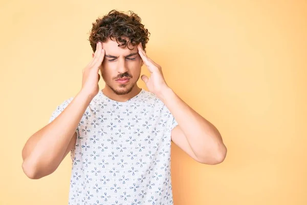 Hombre Caucásico Joven Con Pelo Rizado Con Ropa Casual Que — Foto de Stock