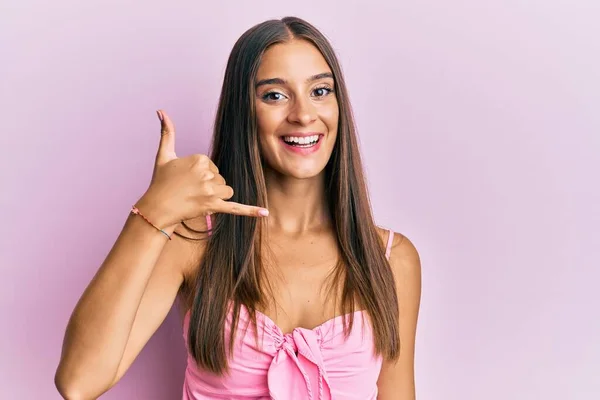 Молода Іспаномовна Жінка Повсякденному Стилі Безрукою Сорочкою Посміхається Робити Телефонний — стокове фото