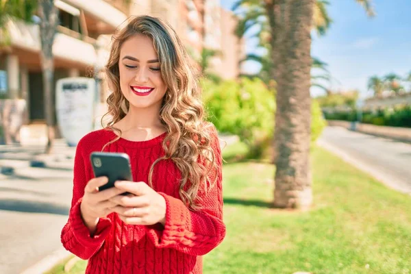 Jovem Loira Sorrindo Feliz Usando Smartphone Parque — Fotografia de Stock