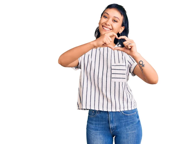 Mujer Joven Vistiendo Ropa Casual Sonriendo Amor Haciendo Forma Símbolo — Foto de Stock